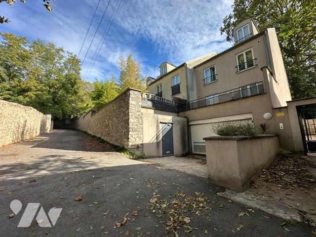Local divers 68m² — Linas