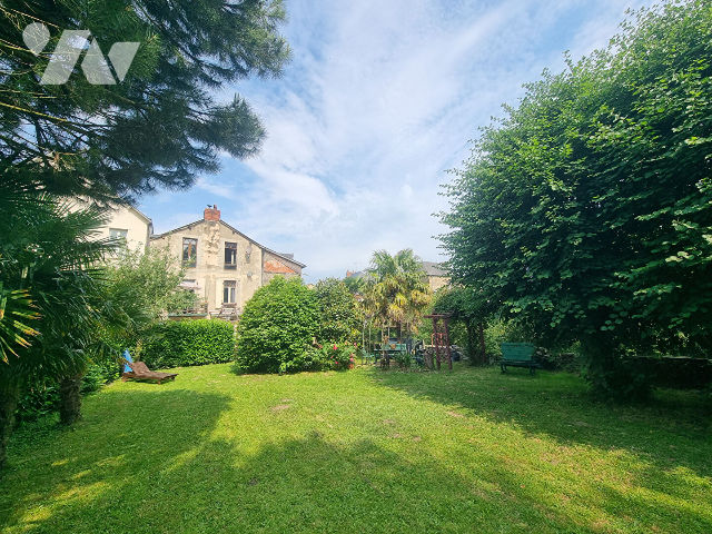 Maison 8 pièces 240 m² · à Saint-Hilaire-du-Harcouët · 240 m² · 180 000 €