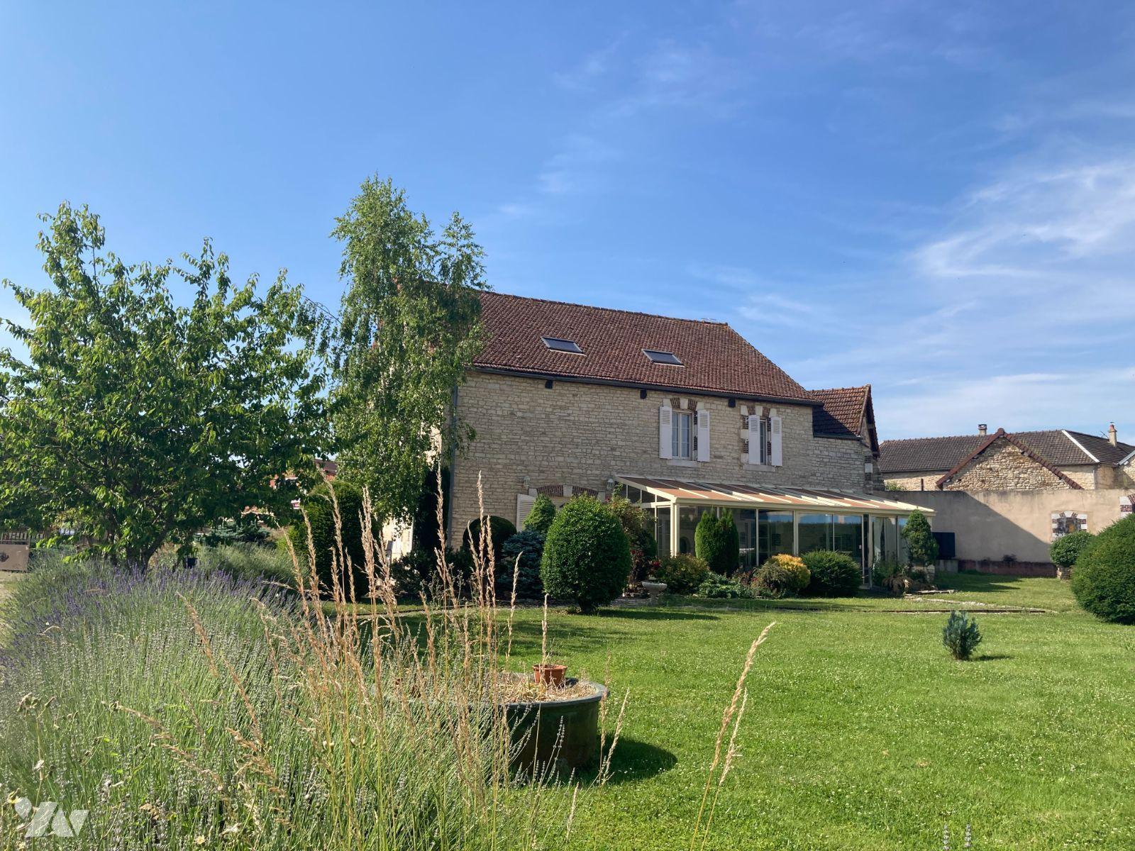 Maison 470m² — Jully-sur-Sarce