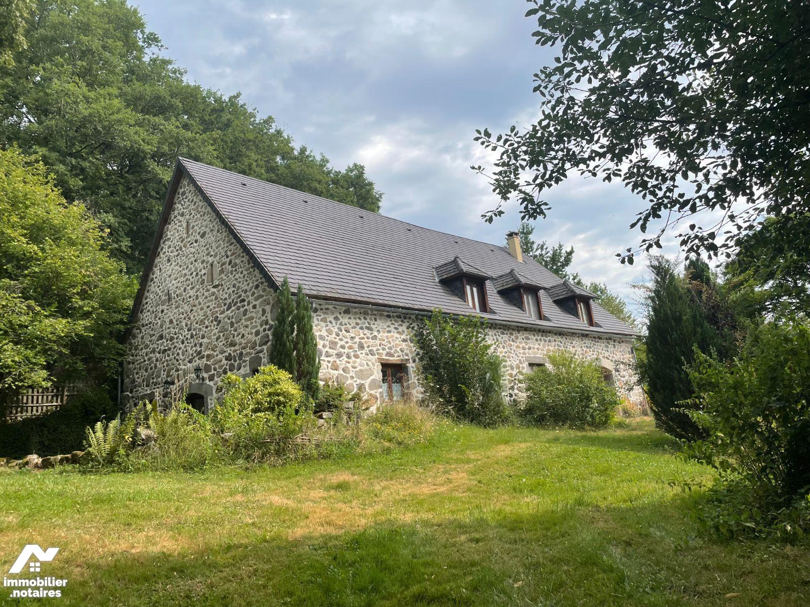Fermette à Vendre Dans Le Cantal Notaire Maison / villa à A vendre 10 pièces (300 m²) - JALEYRAC 15200 - 299 900 €