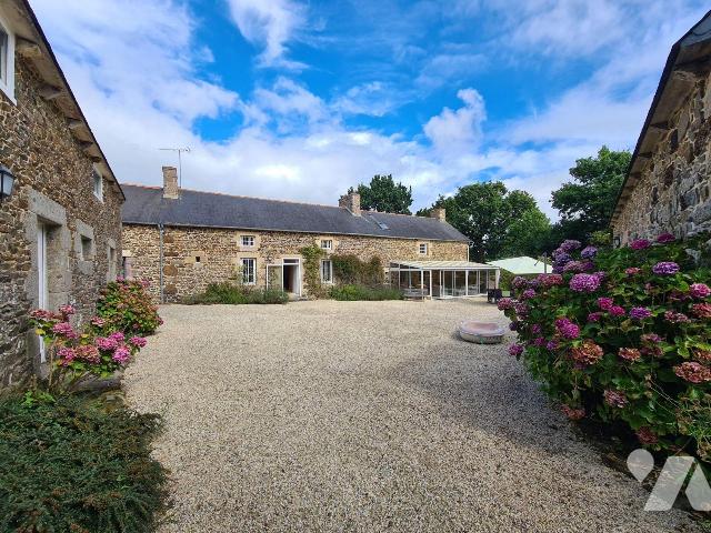 Maison 12 pièces 330 m² · à Pléguien · 330 m² · 650 000 €