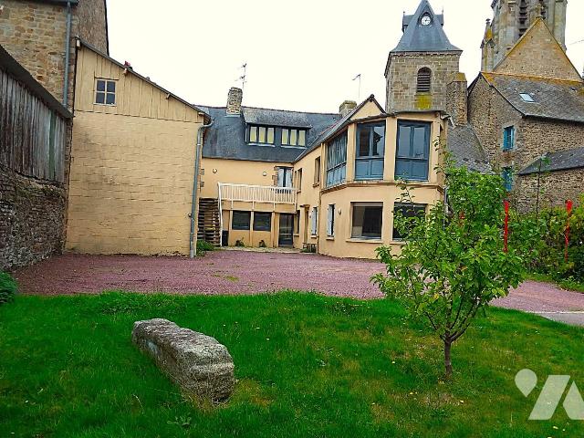 Maison 10 pièces 274 m² · à Bazouges-la-Pérouse · 274 m² · 230 000 €