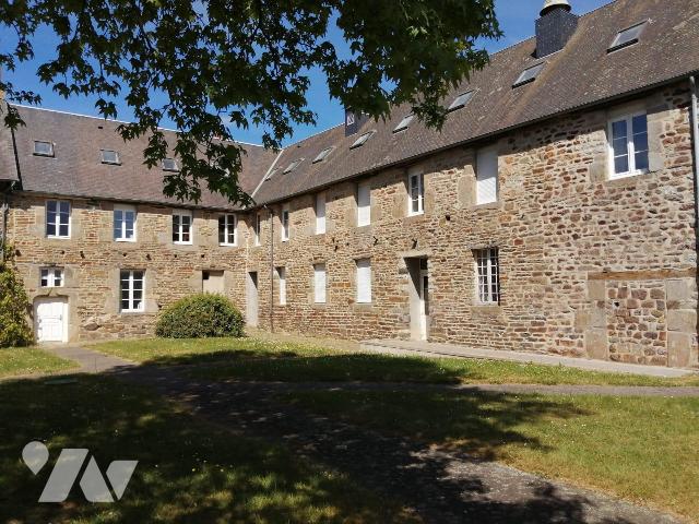 Immeuble 2300m² — Barenton