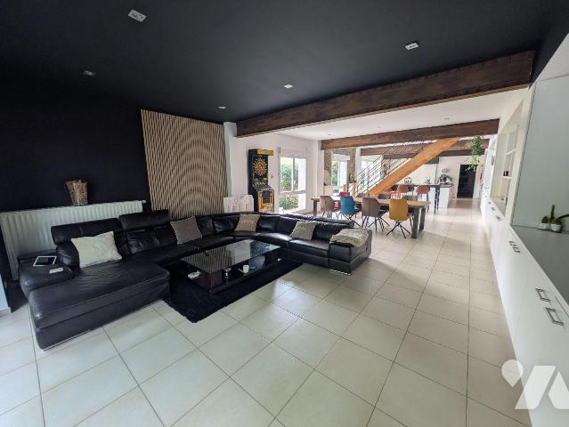 Maison 8 pièces 259 m² · à Wormhout · 259 m² · 330 000 €