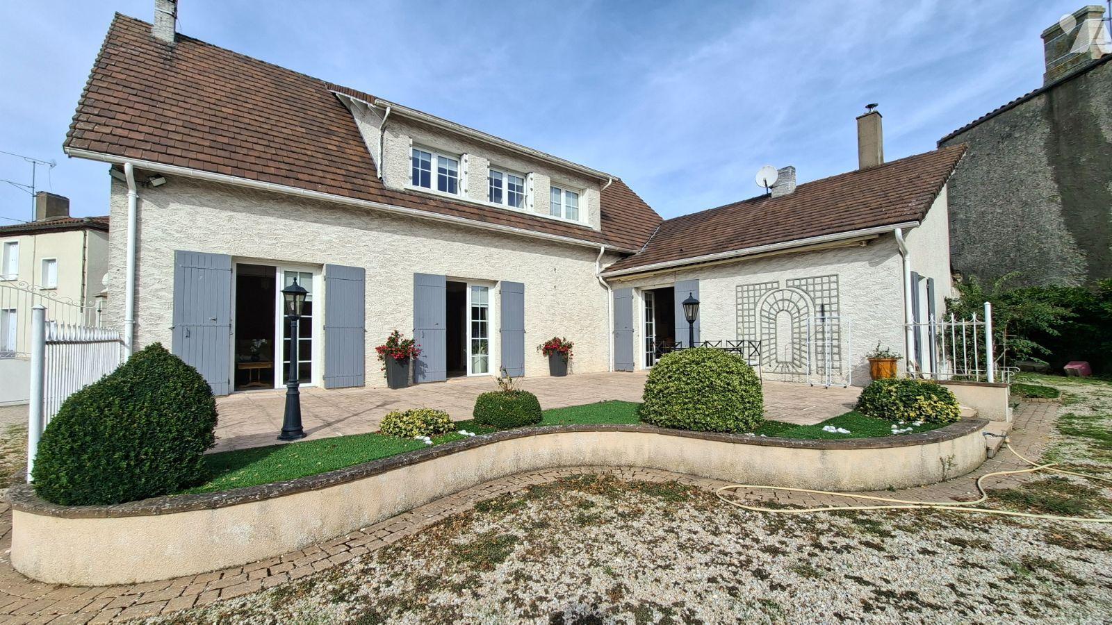Maison 10 pièces 193 m² · à Nueil-les-Aubiers · 193 m² · 260 000 €