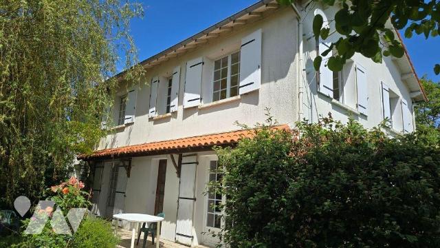 Maison 7 pièces 162 m² · à Lezay · 162 m² · 120 000 €