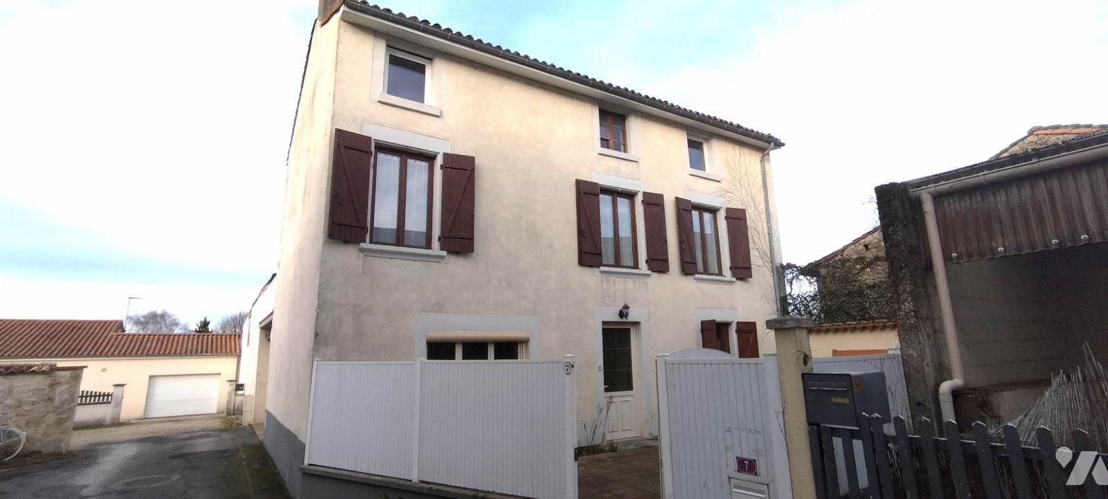 Maison 5 pièces 127 m² · à Chef-Boutonne · 127 m² · 100 000 €