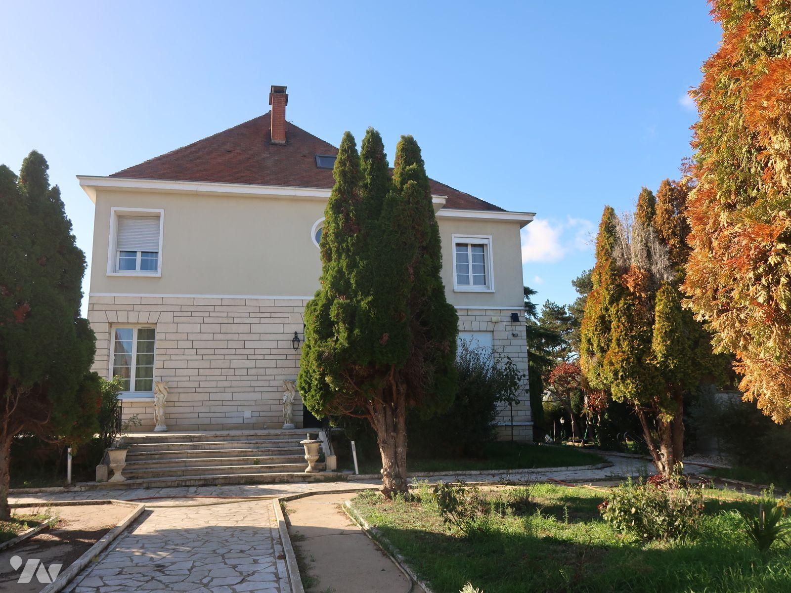 Maison 10 pièces 292 m² · à Châtellerault · 292 m² · 345 000 €