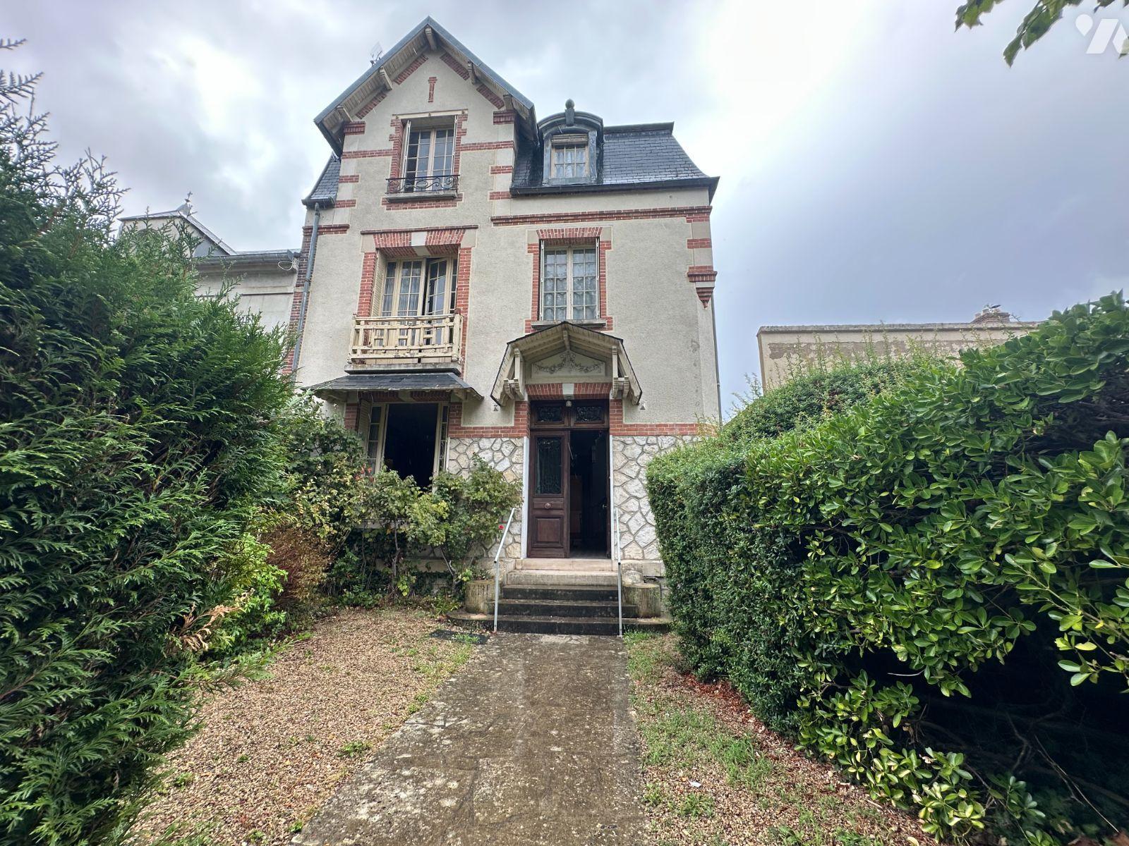 Maison 8 pièces 220 m² · à Saint-Julien-du-Sault · 220 m² · 415 000 €