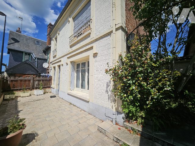 Maison 8 pièces 142 m² · à Pont-l'Évêque · 142 m² · 410 000 €