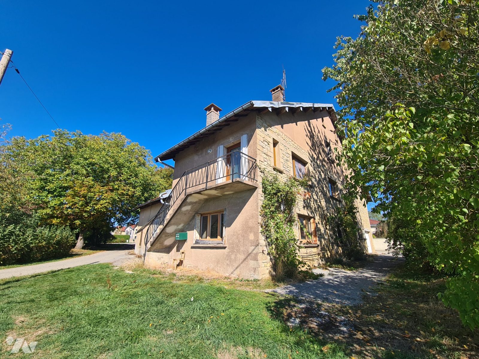 Maison 9 pièces 196 m² · à Montrond-le-Château · 196 m² · 195 000 €