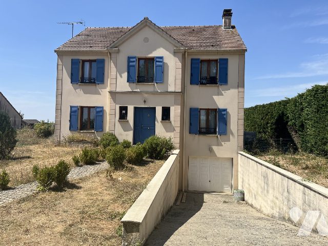 Maison 5 pièces 156 m² · à Favières · 156 m² · 220 000 €
