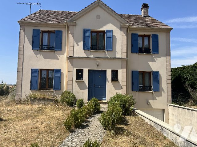 Maison 5 pièces 156 m² · à Favières · 156 m² · 220 000 €