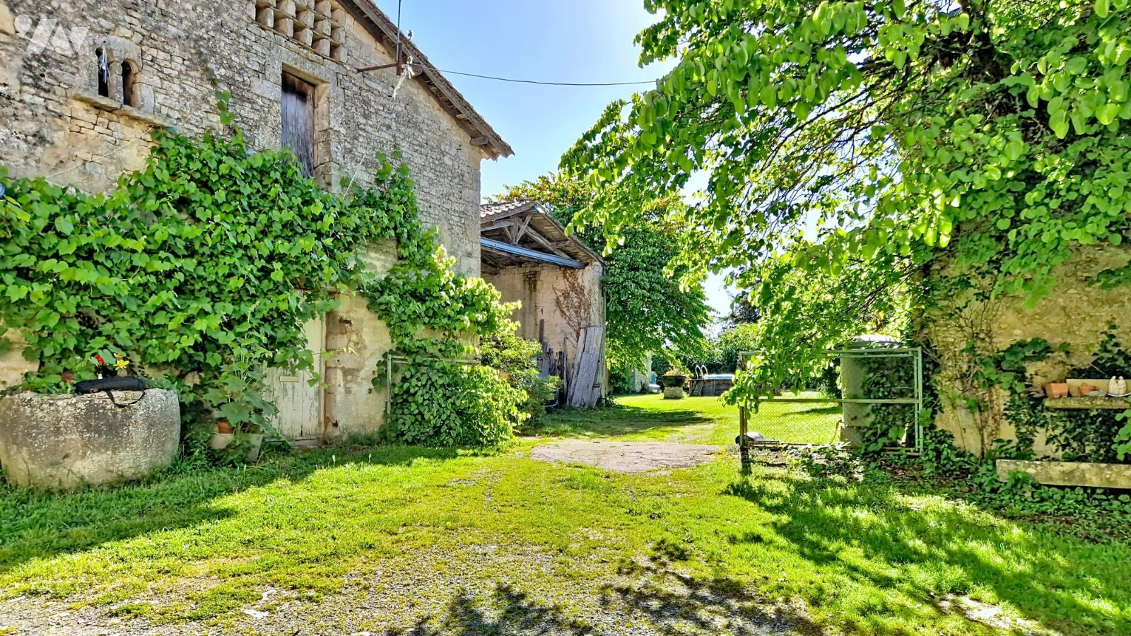 Maison 8 pièces 241 m² · à Périgné · 241 m² · 235 000 €
