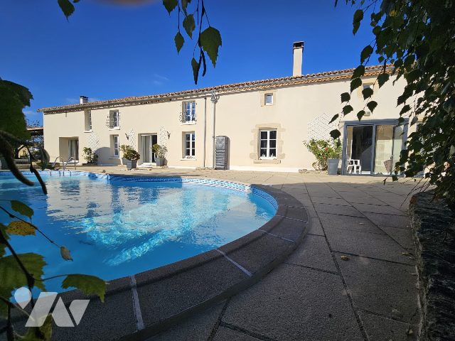 Sale - House/Villa - ST JOUIN DE MARNES - 207 m² - 5 rooms - 79025-300-79025