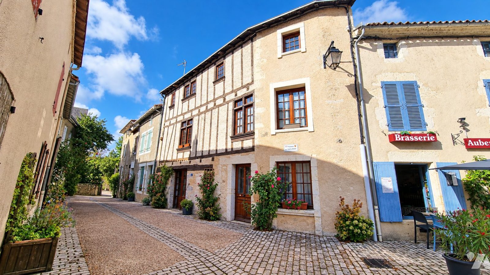 Maison 5 pièces 225 m² · à Saint-Loup-Lamairé · 225 m² · 150 000 €