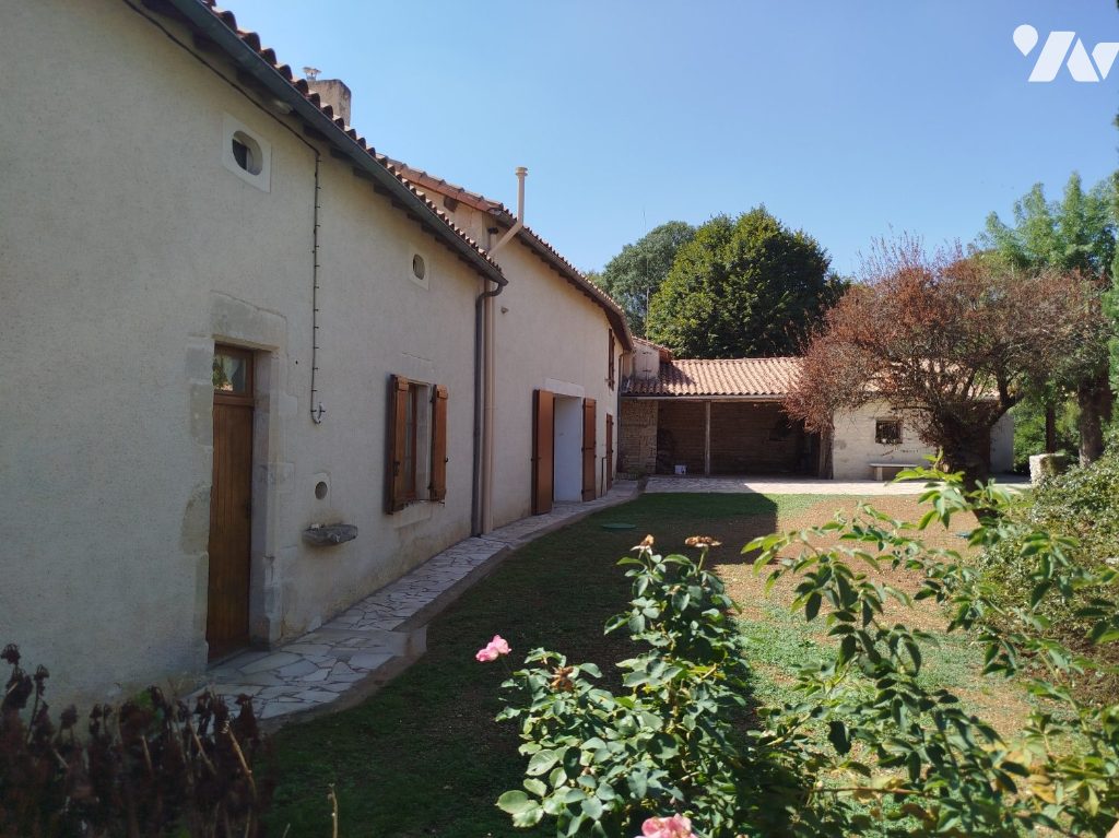 Maison 8 pièces 242 m² · à Limalonges · 242 m² · 224 700 €