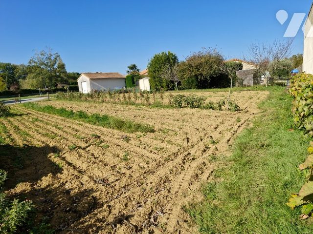 Vente - Terrain - FONTAINE LE COMTE - 700 m² - VT066-86010
