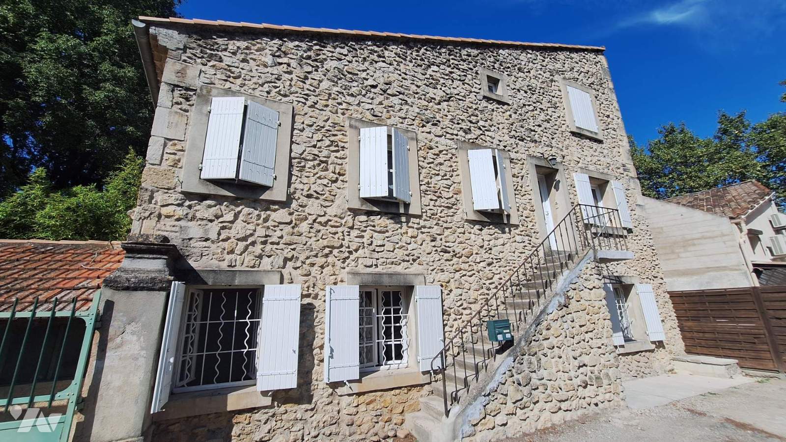 Immeuble 2 pièces 127 m² · à Eyguières · 127 m² · 198 114 €