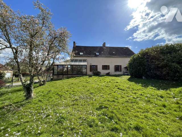 Maison 9 pièces 209 m² · à Saint-Léger-Triey · 209 m² · 239 000 €