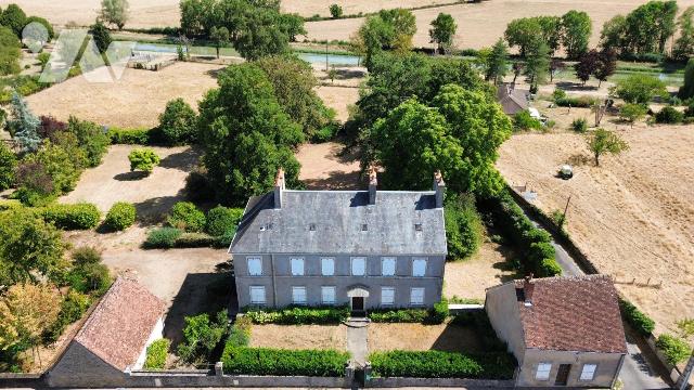 Maison 274 m² · à Champvert · 274 m² · 325 000 €